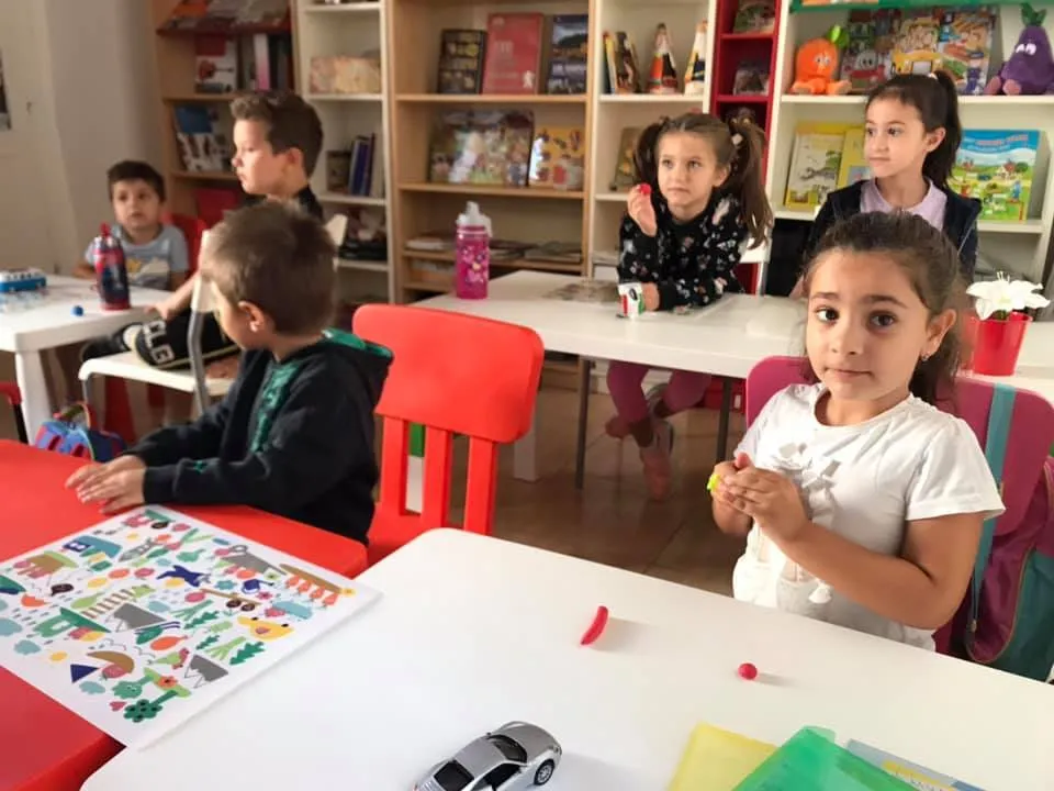 „Уча български в света на приказките“