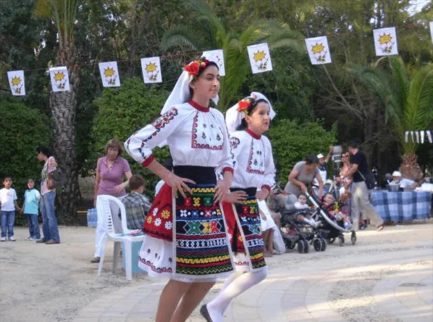 Българското училище в Никозия очарова с танци малки и големи